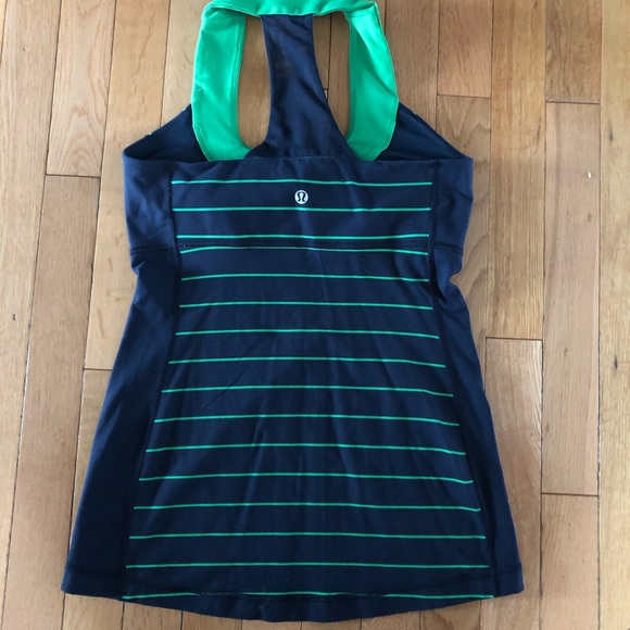 Size 6 EUC Lululemon scoop neck tank - Picture 3 of 3